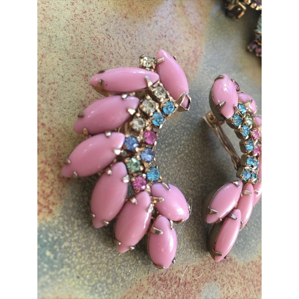 Vintage D&E JULIANA pink Milk Glass Feather Swirl AB Rhinestone clip earrings - Picture 2 of 5